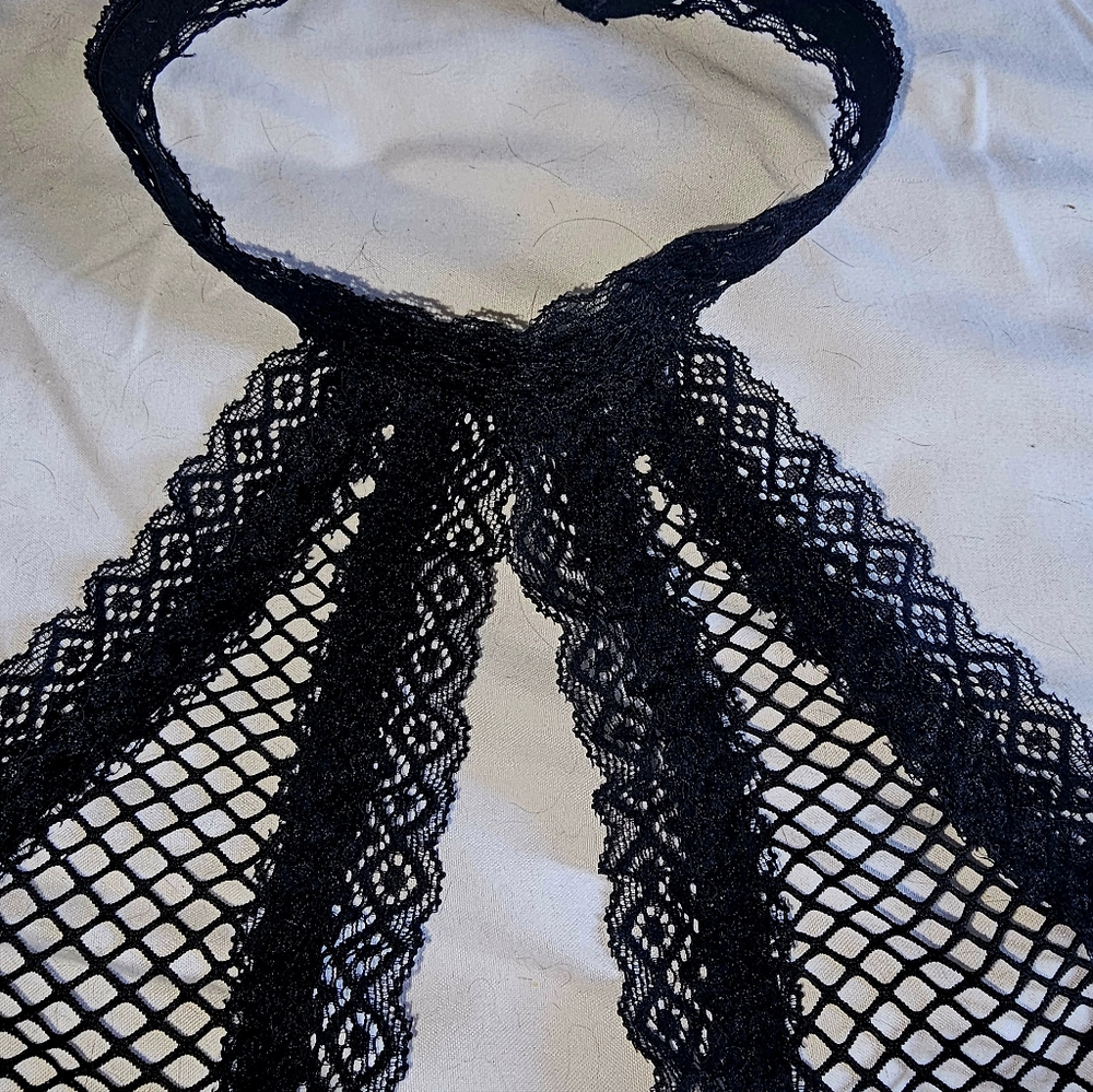 **SOLD** 𝕊𝕖𝕩𝕪 𝔽𝕚𝕤𝕙𝕟𝕖𝕥 𝕃𝕚𝕟𝕘𝕖𝕣𝕚𝕖 - Picture 2 of 9